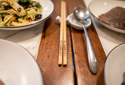 中国から「大皿文化」が消える? 食事を取り分ける「分餐制」広める動き