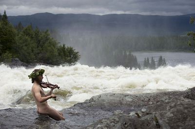 裸のバイオリニスト、滝つぼで「独奏会」
