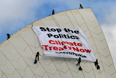 豪州各地で気候変動への取り組み訴える集会、オペラハウスに横断幕も