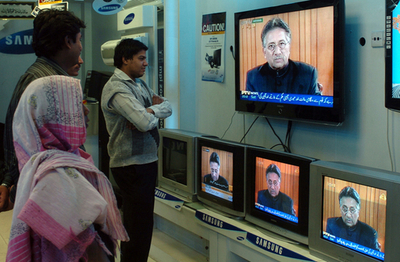 ムシャラフ大統領、非常事態を解除し総選挙の来月実施を約束