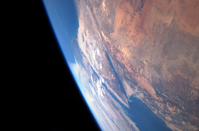 スペースシャトル「アトランティス」から見た地球