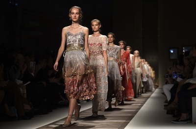 「エトロ」16年春夏コレクション