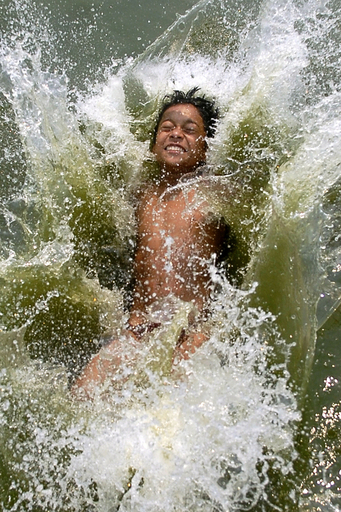ネパールの早い夏、子どもたちは大はしゃぎ