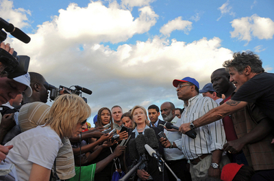 クリントン米国務長官がハイチ入り