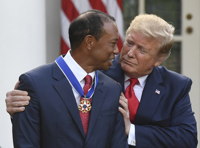 事故で大けがのウッズ選手、二人の元大統領も復活を信じる