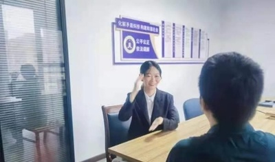 「物言わぬ両手で正義の声を伝える」 中国初の聴覚障害者の弁護士