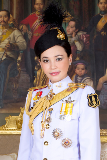 タイ王室、スティダー新王妃の写真公開