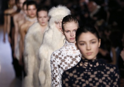 リラックスしたシルエットに女性らしさを添えて、「ステラ マッカートニー」15/16秋冬