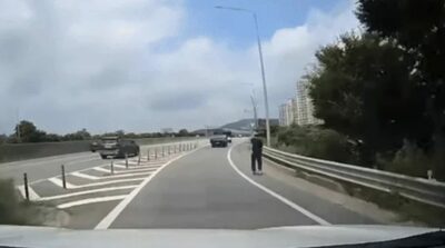韓国・高速道路の路肩を一人で歩く高齢者…そっと助けたドライバー2人の温かみ