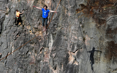 石切り場で綱渡り、チェコで「スラックライン」フェス開催