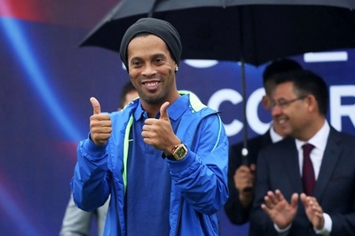 バルサ、中国に巨大アカデミー開校 ロナウジーニョが発表会に出席