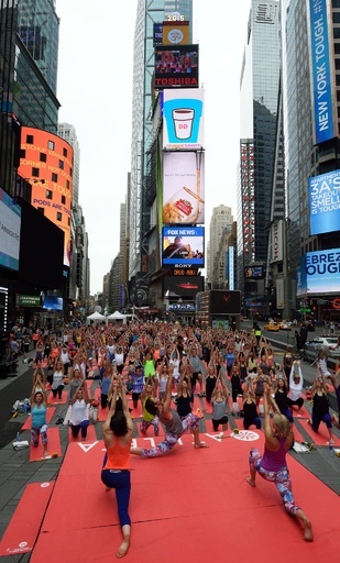 【写真特集】国際ヨガの日、世界各地でイベント開催