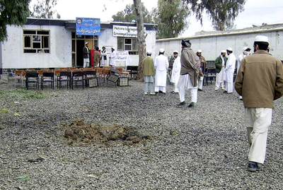 警官に扮した男が自爆攻撃、50人死傷 - アフガニスタン