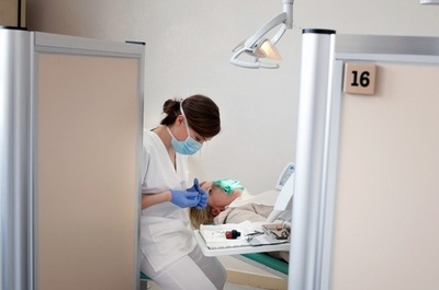 セクシーすぎる歯科助手の解雇は「差別ではない」、米裁判所