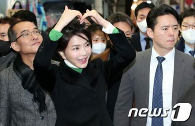 韓国大統領の妻、餃子・トッポッキ食べて「これが私のスタイル」