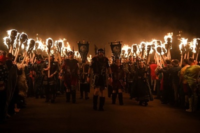 バイキングの影響とルーツ祝う火祭り 英シェトランド諸島