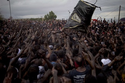 真っ黒になって祝う、スペインの伝統祭「カスカモラス」