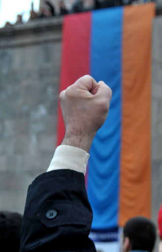 アルメニアで野党支持者1万人がデモ、3年前の死者追悼し