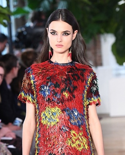 ボールドな目元で着こなすカラーパレット「ヴァレンティノ」リゾート