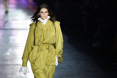 「アルベルタ・フェレッティ」19年春夏コレクション発表