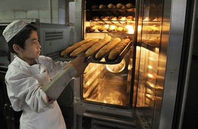 アフガニスタン少数民族の子どもたちの将来作るフランスパン