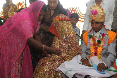 インド「売春婦の村」、風習に立ち向かう集団結婚式