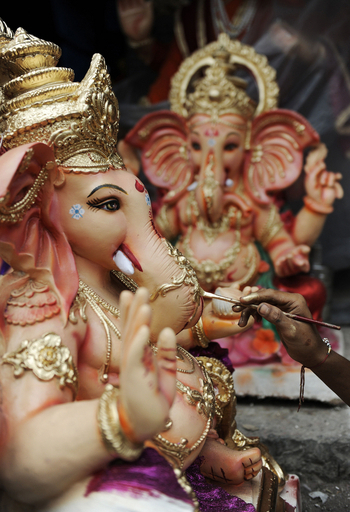 ヒンズー教神のいろんなポーズ描いたインド人画家、強硬派から脅迫受ける