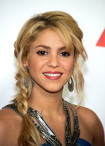 シャキーラびっくり！アシカに襲われる