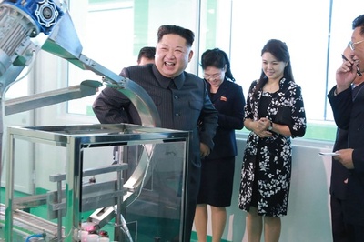  金正恩氏、夫人と化粧品工場を視察