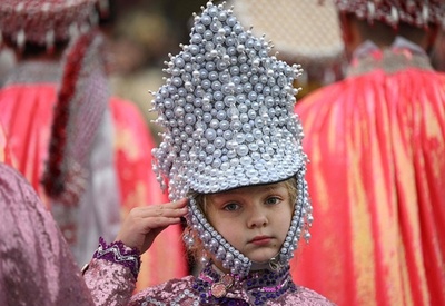 ルーマニア各地の伝統衣装でパレード ブカレスト