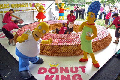 シンプソンズDVD発売記念で巨大ドーナツ