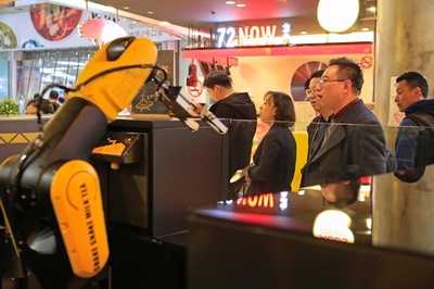 猫の手ならぬ、ロボットアーム貸します 上海の店に「ミルクティーロボット」