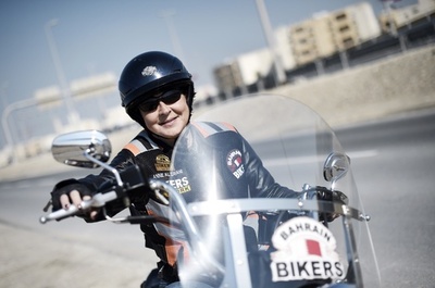 バーレーンの街を疾走する女性バイカー 本職は病院の広報担当