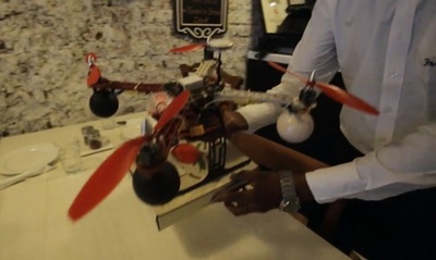 無人機がピザのテスト宅配、インド・ムンバイ