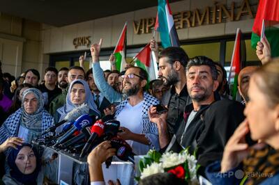 送還されたガザ支援船団活動家 イスラエルに「動物のように扱われた」 