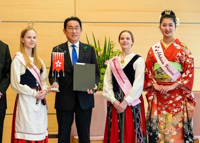 Finnish Sakura Queen and Princess visit Japan PM's official residence