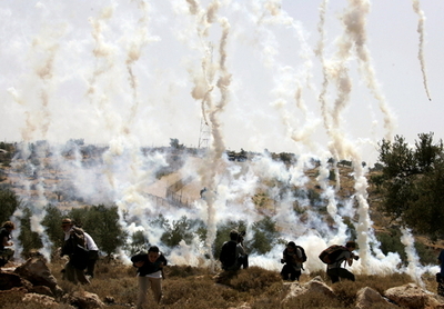 イスラエル、パレスチナのデモ鎮圧に新型悪臭ガス