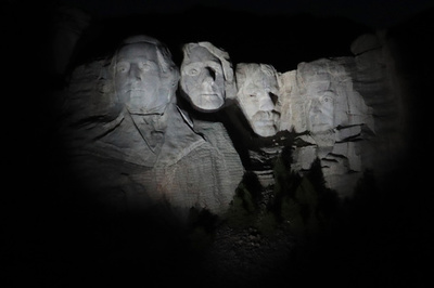 コロナ拡大どこ吹く風？ トランプ氏、憧れのラシュモア山で花火鑑賞へ