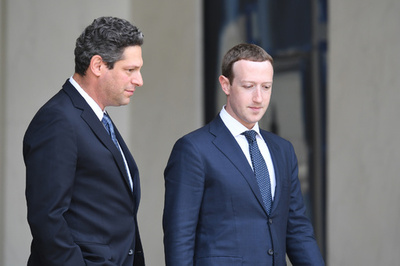 フェイスブック副社長、親友カバノー氏の公聴会出席 社員猛反発