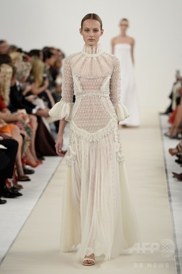 ヴァレンティノ 白一色のオートクチュール発表 写真128枚 ファッション ニュースならmode Press Powered By Afpbb News