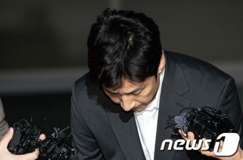28日午後、警察での召喚調査を終えて頭を下げる俳優イ・ソンギュン氏(c)news1