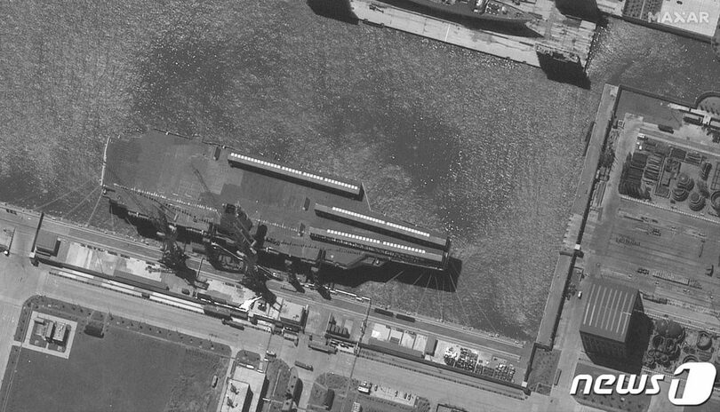 電子式カタパルトを搭載した中国の3番目の空母「福建」が建造中の様子。衛星写真で捉えられた(c)Reuters/news1