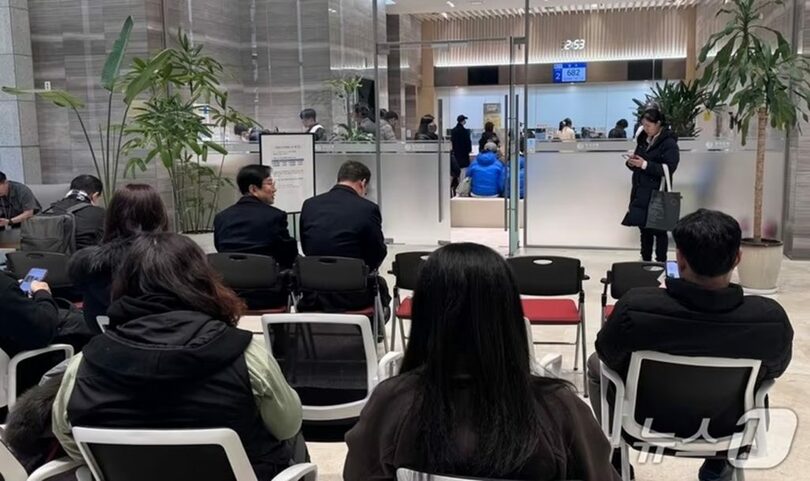 旧正月を迎え、ソウル中区の韓国銀行別館1階で新券の発給を待つ市民ら(c)news1