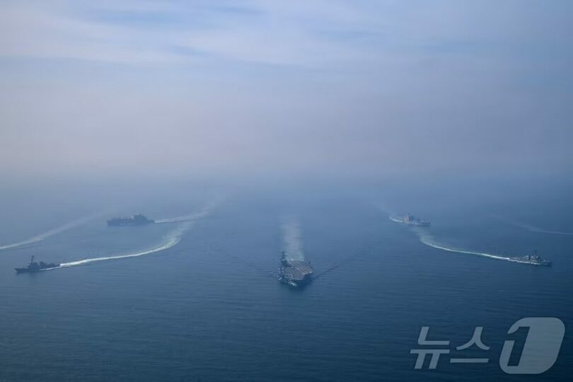 米海軍が公開したアラビア海での空母エーブラハム・リンカーン打撃群の訓練の様子＝資料写真(c)news1