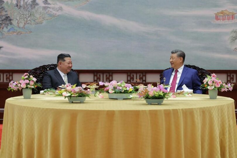 習近平国家主席と歓談するキム・ジョンウン総書記＝労働新聞(c)KOREA WAVE