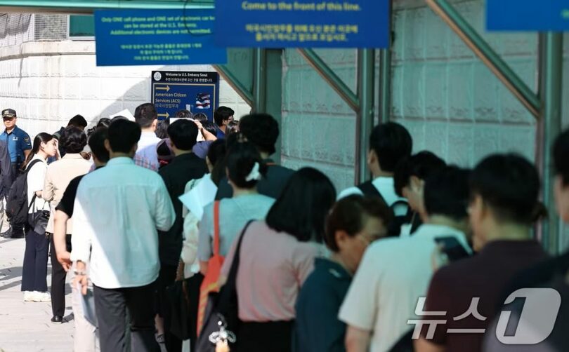 서울시 종로구의 주한 미국 대사관앞에서 비자 발급을 위해 줄선 시민들(c) news1