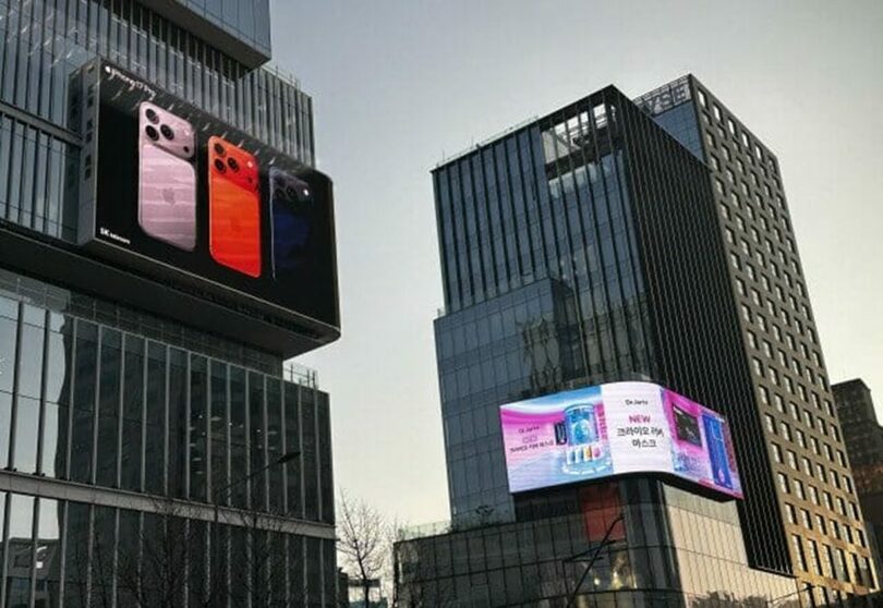 2号線・弘大入口駅近くの建物外壁にも大型広告スクリーンが設置されている(c)KOREA WAVE
