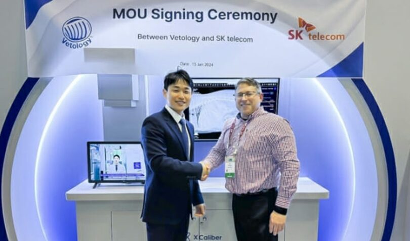 左からSKTグローバルソリューションAIX担当のソン・インヒョクCEOとVetologyのセス・ウォレックCEO(c)KOREA WAVE