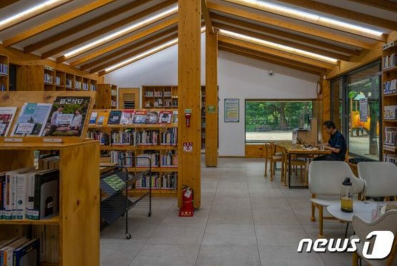ペボン山森の図書館閲覧室（ソウル観光財団提供）(c)news1