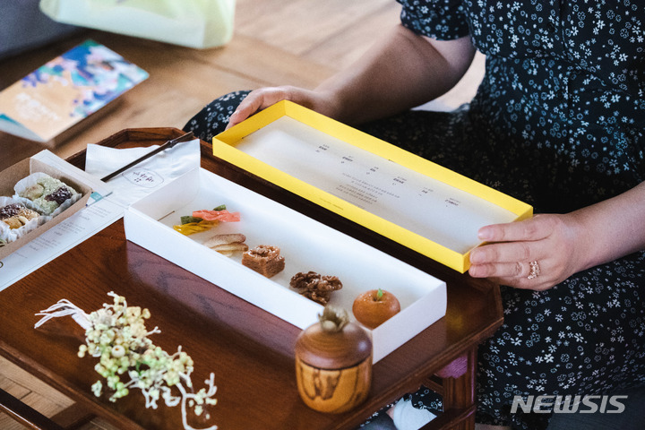 「水刺間試食共感」夜の生果房を楽しむ参加者ら（写真=韓国文化財財団提供）(c)NEWSIS